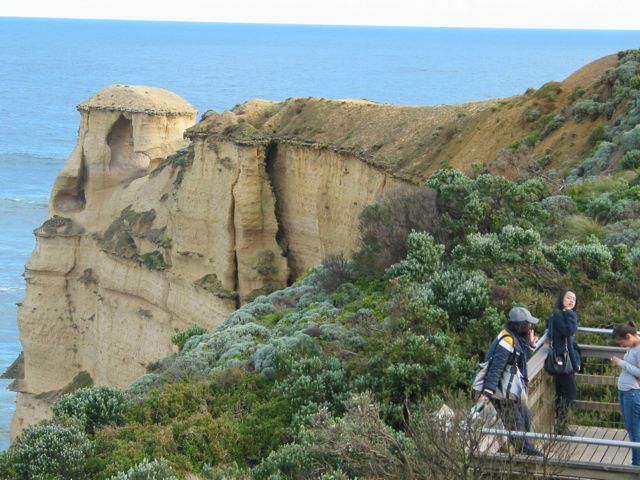 20100901-39-TwelveApostles-ErodedRock