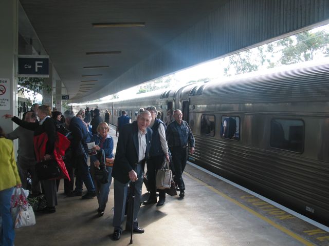 20100907-IndianPacific-MobDisembarking