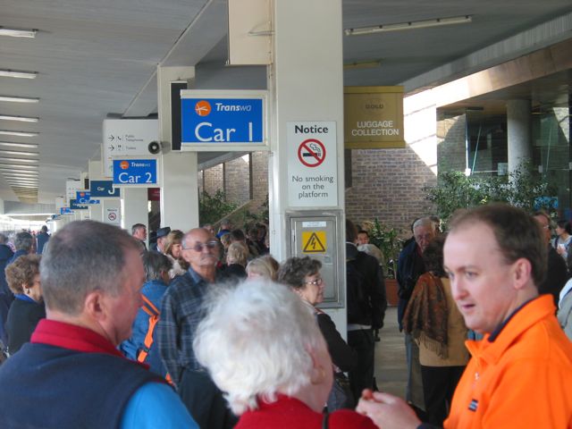 20100907-IndianPacific-WaitingForLuggage