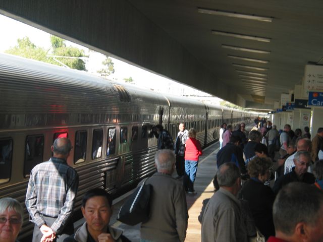 20100907-IndianPacific-CrowdMilling