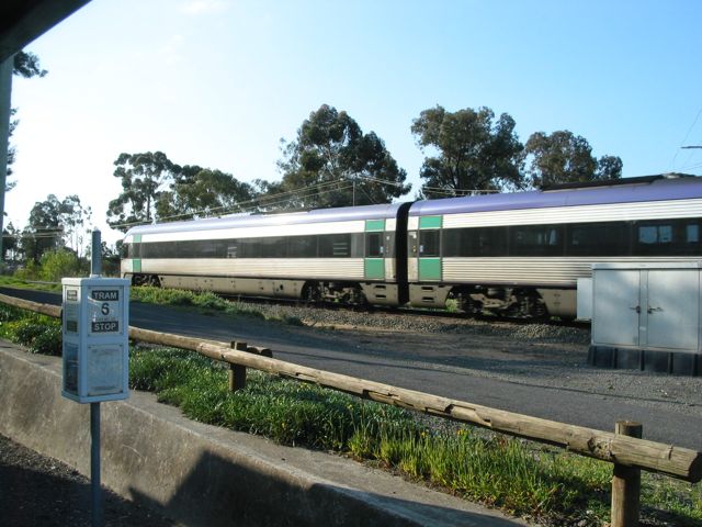 20100921-56-BendigoVIC-TalkingTram-TrainPassingBy