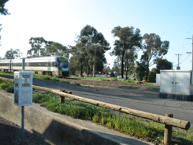 20100921-57-BendigoVIC-TalkingTram-TrainPassingBy