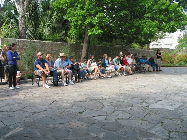 20100401-11-SanAntonioTX-AlamoCourtyard-Listeners