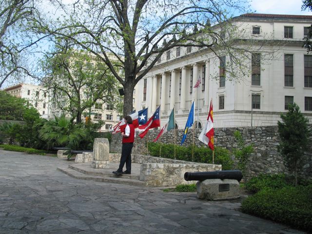 20100401-10-SanAntonioTX-AlamoCourtyard-Speaker