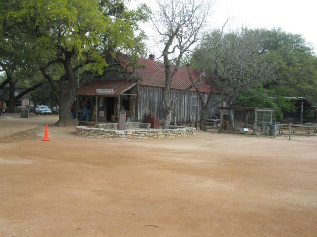 20100402-16-LuckenbachTX-Store