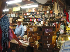 20100402-07-LuckenbachTX-Store