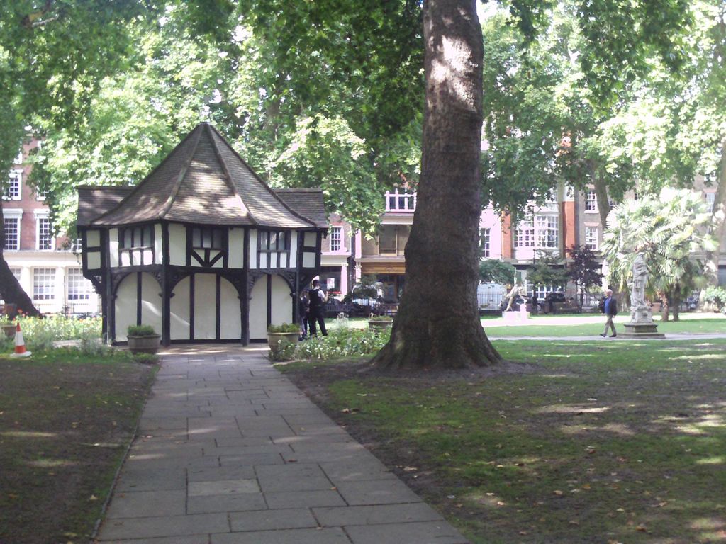 20110828-London-SohoSq-GardenersHut