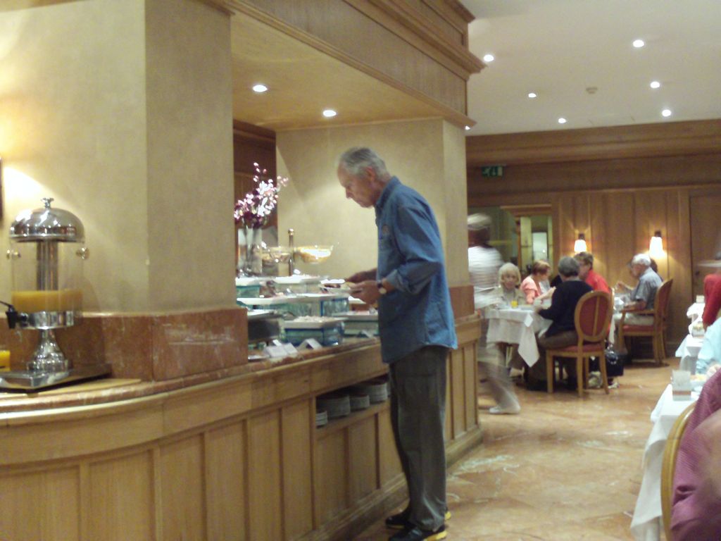 20111028-Lisbon-HotelBuffetRoom