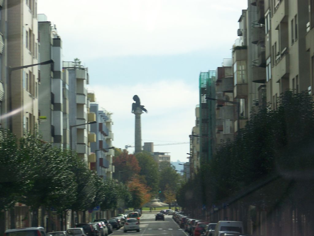 20111030-Porto-LionCrushingEagle