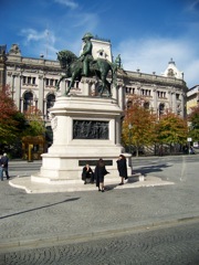 20111030-Porto-Statue-Students