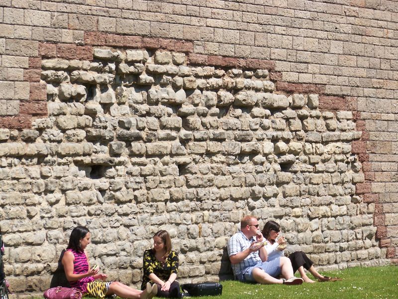 027-CardiffCastle-RomanStonesInWall