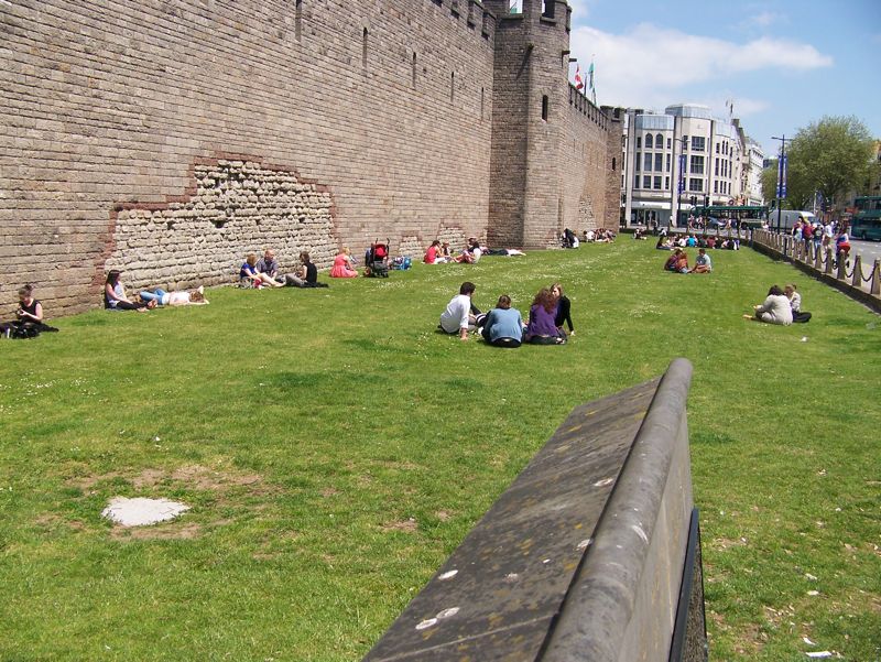 040-CardiffCastle-Picnicers-RomanStones