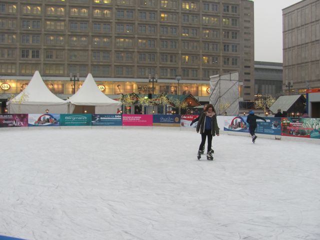 04-Alexanderplatz_Skating