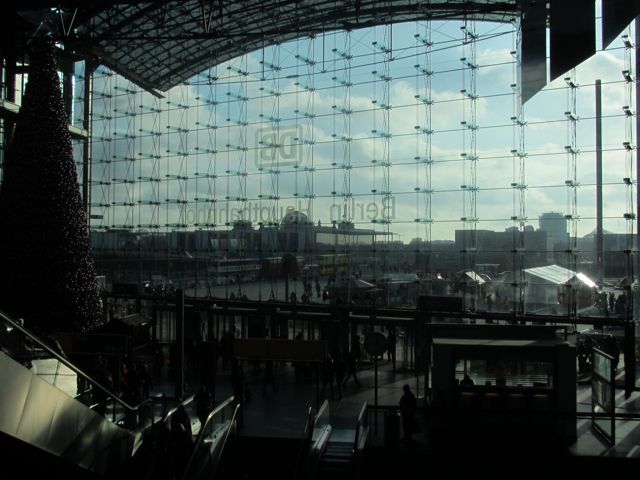 08-Berlin-Hbf-ViewOfDomeOfReichstag