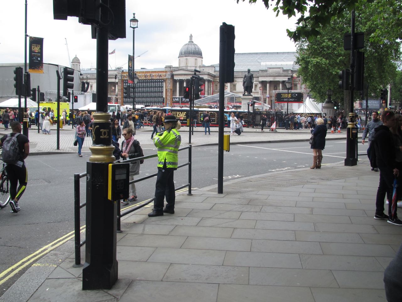 33-TrafalgarSquare-PedestriansOnly