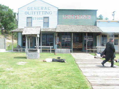 20070626-DodgeCityKS22-BHM-Betty-and-shotgun-going-back-inside