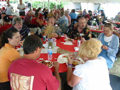 20070804-09-WheelerWI-TomLarson&table