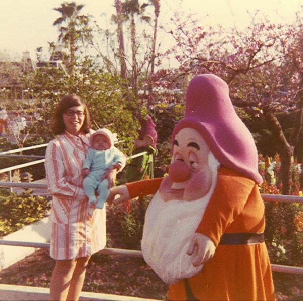 1971-AnaheimCA-Dolores-Susan-Dwarf-at-Disneyland